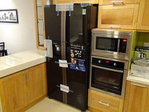 冷蔵庫が両開き、それに電子レンジとオーブンがしっかり標準装備されています
