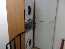 ８階に共有の乾燥機が２台あります