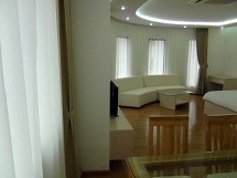 壁面いっぱいに窓が梁巡られされています