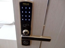 玄関扉は暗証番号です