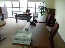 机と椅子、卓上電話に収納家具まで、準備を整えてテナントのチェックインを待つオフィス