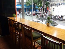 外の喧噪を眺めながらゆっくりとCafeを楽しんで下さい