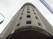 角地に建つ市街地ど真ん中の便利なサービスアパートです