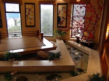 レストラン内に金魚が泳ぐ小さな池を配置しています