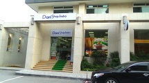 Hoa Binh Greenの１階にあるスーパー、Dan's Shop & Bistroです