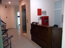 エレベーター脇には守衛さんが24時間対応してくれます