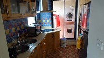 キッチンはCloseタイプ、横から洗濯機のあるバルコニーに出ることができます