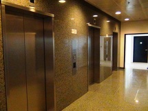17階建てのオフィスにエレベーターは3基ついています