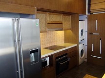 キッチンは横廣の冷蔵庫にビルトインオーブン、セパレートの洗濯機と乾燥機