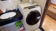 洗面所にある乾燥機能付き洗濯機