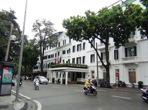 横が伝統の「Sofitel Legend Metropole Hanoi」が続いています
