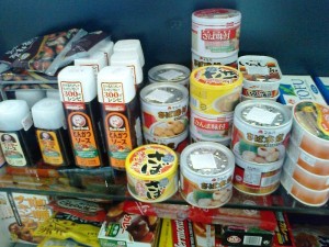 日本のソース、缶詰、レトルト食品もそろっています