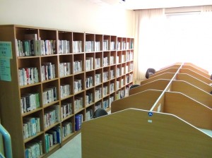 経済から日本語学習、日本文化に至るまで約8500冊の蔵書があります