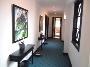 廊下はホテル仕様の絨毯
