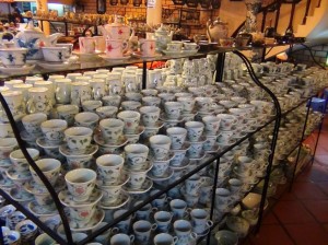 バチャン村の陶器店「結構そそられる品々ばかりです」