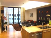 16階部分、3ベッドルーム(116㎡)2.500ドル、家具にこだわるオーナーのリビングルームの風景 16階部分、3ベッドルーム(116㎡)2.500ドル、家具にこだわるオーナーのリビングルームの風景