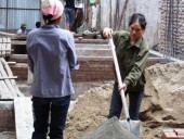 工事現場で力仕事をするベトナムの女性達