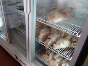 安心加工の鶏肉が売られています「飼育段階から輸送、そして保管にいたるまで、冷蔵基準を厳しく取り決めてあります