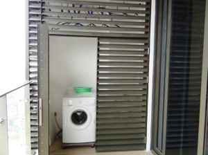 バルコニーにある洗濯機と物干しスペース