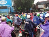 雨が降ろうと槍が降ろうと、この朝の「バイクの壁」は無くなりません