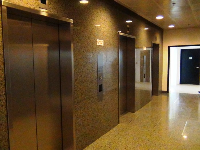 17階建てのオフィスにエレベーターは3基ついています