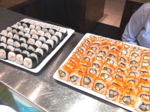 日本人が大好きな巻き寿司ももちろんあります