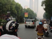 通勤途中のNguyen Chi Thanh通り(バイクタクシーの後部座席から)