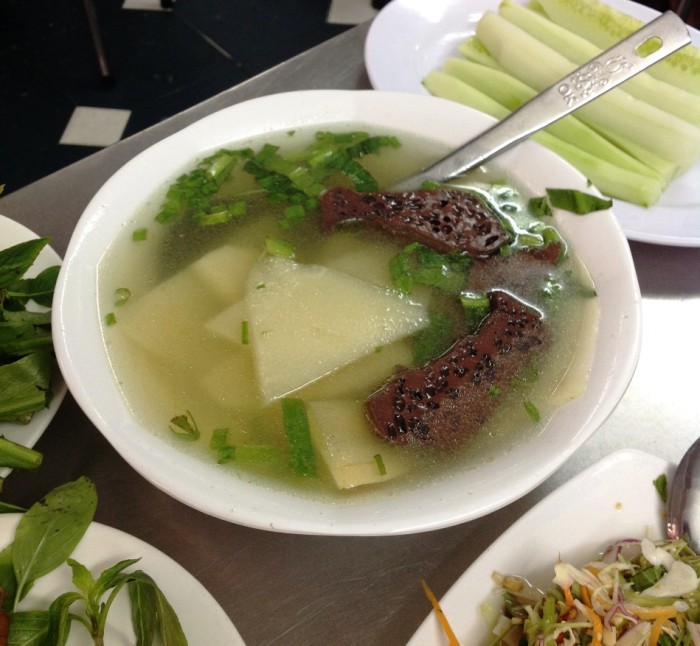 タケノコのスープ。ベトナムの方々はこれをテトに必ず食べますが、あっさり味のスープがアヒル肉料理に良く合います。