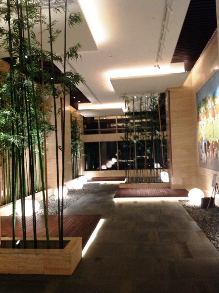 38階フロアはホテルとサービスアパートが繋がっています。丁度その中間点にある意匠っぽいデザインの空間があります