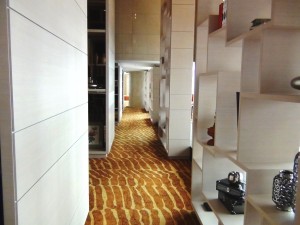 38階共用スペースの廊下です「天井が高く静かなリラクゼーションスペースです」