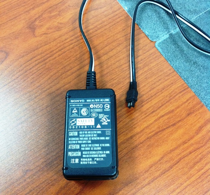 日本から持って来た電化製品（パソコンやビデオカメラなど）に必ず付属するアダプター「この電圧許容範囲が220Vならベトナムで使えます」