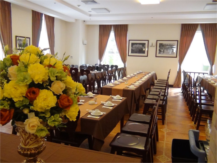 Restaurant「NGU VIEN」の店内「団体様から個人様向けのテーブル席まで備えています」