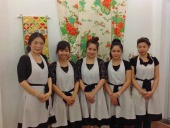 左端の関口静さんを始め全スタッフ「未だあと2人います。増え続けるお客様に何とか対応できる数にしています」