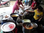 活気のあるBun Cha(ブンチャー)店「女性はよく働きます」