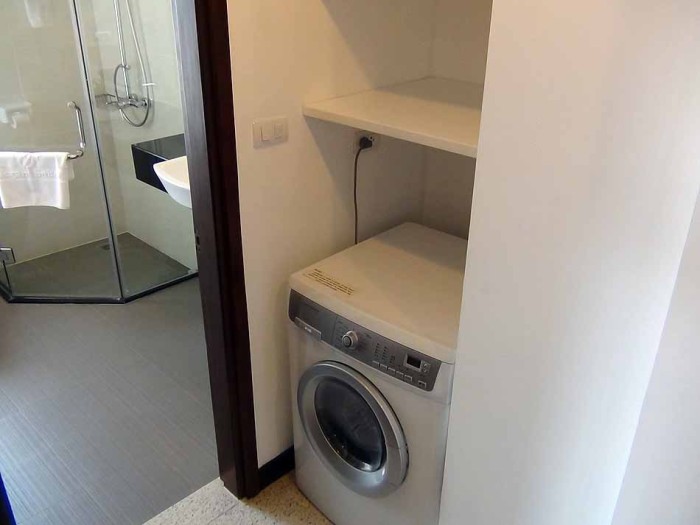 乾燥機能付き洗濯機は当たり前に装備されています「上の棚も入居者のリクエストが多いことから標準棚となりました」