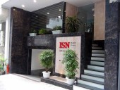 「ISN HOME Kim Ma Serviced Apartment」正面玄関の雰囲気です