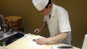 魚を捌くのは宇田川さんの仕事です