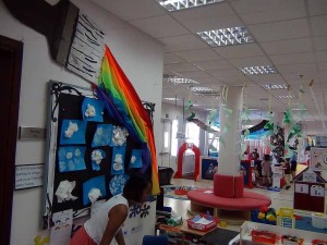 小さい子供たちの教室でも創作意欲を掻き立てる壁面展示です