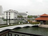 INTERCONTINENTAL HANOI WESTLAKEの室内から見たホテル本館