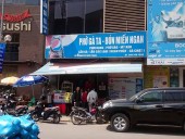 青い看板が「Mien Ngan」の美味しいKim Maのお店です(8 Nguyen Chi Thanh)
