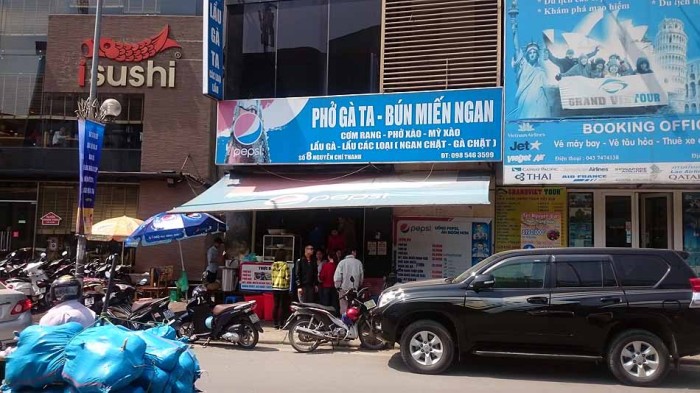 青い看板が「Mien Ngan」の美味しいKim Maのお店です（8 Nguyen Chi Thanh）