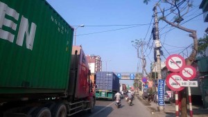 Hai Phongの街中「トラックの数がハノイに比べて半端ない」