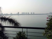 タイ湖の湖畔に面した東岸エリアに、豪奢なサービスアパートや5つ星ホテルがひしめき合っています