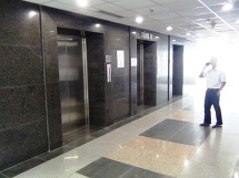 各フロアのエレベーターホール（中心のエレベーターを取り囲むようにオフィススペースが広がっています）