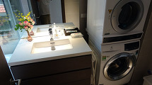 洗面所にはありがたい洗濯機と乾燥機がセパレート配置