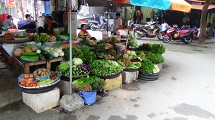 近くには生鮮食品や野菜がたくさん売られています