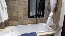 窓が付いているバスタブ