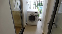 バルコニーに必ず乾燥機能付き洗濯機が配備されています