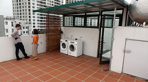 屋上のフリースペース「洗濯機と乾燥機は自由にご利用いただけます」