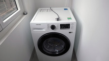 廊下に設置されている専用の乾燥機能付き洗濯機